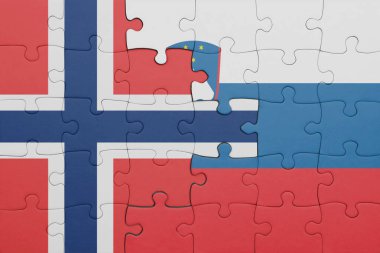 Slovenia 'nın renkli ulusal bayrağı ve Norveç bayrağının bulmacası. konsept