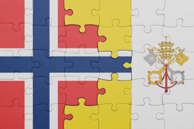Norveç bayrağı ve Vatikan 'ın renkli ulusal bayrağının bulmacası. konsept