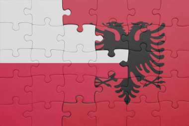 Renkli ulusal albanya bayrağı ve Polonya bayrağı bulmacası. konsept