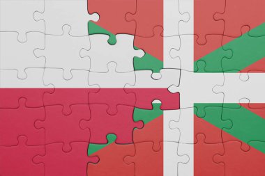 Bask ülkesinin renkli ulusal bayrağı ve Polonya bayrağının bulmacası. konsept