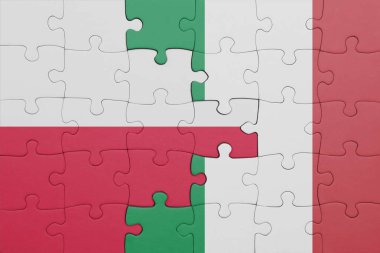 Polonya bayrağı ve İtalya 'nın renkli ulusal bayrağıyla bulmaca. konsept