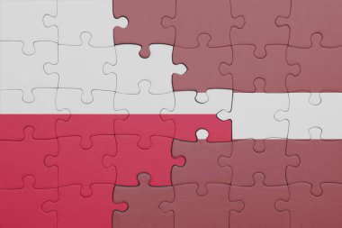 Letonya 'nın renkli ulusal bayrağı ve Polonya bayrağının bulmacası. konsept