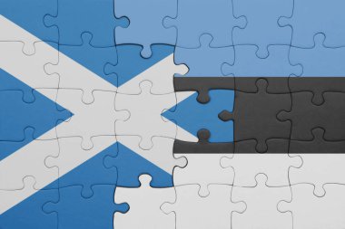 Renkli ulusal Estonya bayrağı ve İskoçya bayrağı bulmacası. konsept