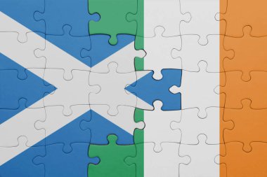 İrlanda 'nın renkli ulusal bayrağı ve İskoçya bayrağı. konsept