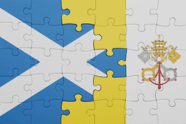 Vatikan şehrinin renkli ulusal bayrağı ve İskoçya bayrağının bulmacası. konsept