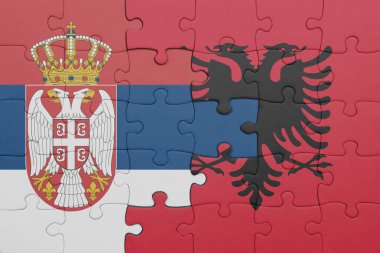 Albania 'nın renkli ulusal bayrağı ve Sırbistan bayrağı ile bulmaca. konsept