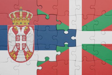 Bask ülkesinin renkli ulusal bayrağı ve Sırp bayrağıyla bulmaca. konsept