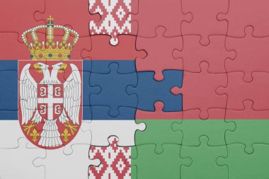Belarus 'un renkli ulusal bayrağı ve Sırbistan bayrağı ile bulmaca. konsept