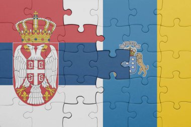 Kanarya adalarının renkli ulusal bayrağı ve Sırp bayrağı ile bulmaca. konsept