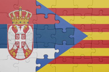 Katalonya 'nın renkli ulusal bayrağı ve Sırbistan bayrağı ile bulmaca. konsept
