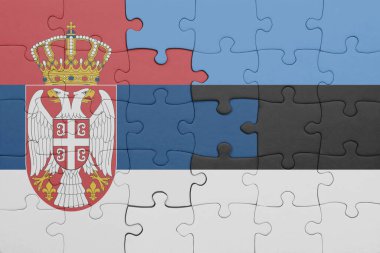 Estonya 'nın renkli ulusal bayrağı ve Sırbistan bayrağı ile bulmaca. konsept