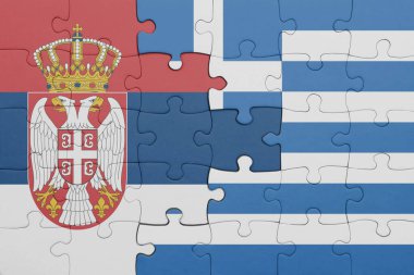 Yunan bayrağı ve Sırp bayrağının renkli ulusal bayrağıyla bulmaca. konsept