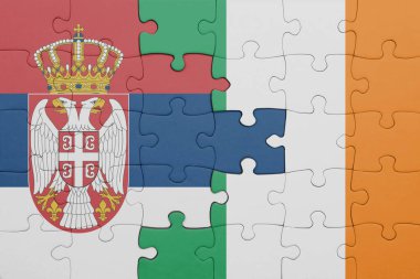 İrlanda 'nın renkli ulusal bayrağı ve Sırbistan bayrağı ile bulmaca. konsept