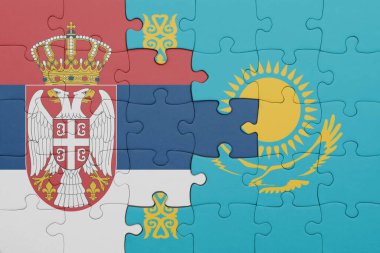 Kazakistan 'ın renkli ulusal bayrağı ve Sırbistan bayrağı. konsept