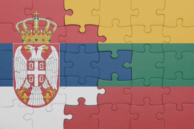 Litvanya 'nın renkli ulusal bayrağı ve Sırbistan bayrağı ile bulmaca. konsept