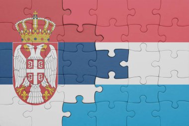 Lüksemburg 'un renkli ulusal bayrağı ve Sırbistan bayrağı. konsept