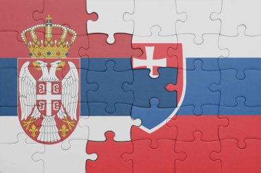 Slovakya 'nın renkli ulusal bayrağı ve Sırbistan bayrağı ile bulmaca. konsept
