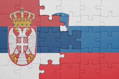 Slovenia 'nın renkli ulusal bayrağı ve Sırbistan bayrağı ile bulmaca. konsept