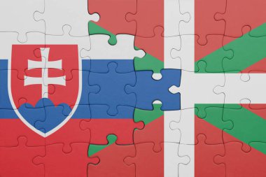 Bask ülkesinin renkli ulusal bayrağı ve Slovakya bayrağının bulmacası. konsept