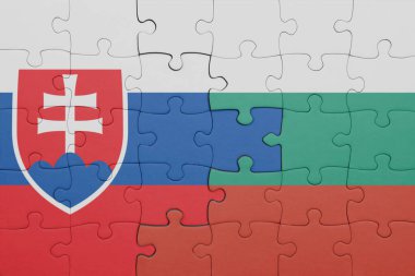Bulgar bayrağı ve Slovakya bayrağının rengarenk yapbozu. konsept