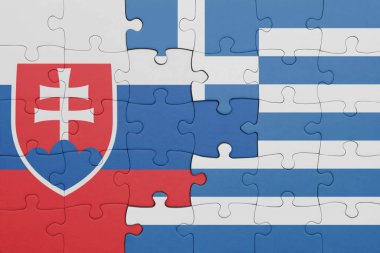Yunan bayrağı ve Slovakya bayrağının rengarenk yapbozu. konsept