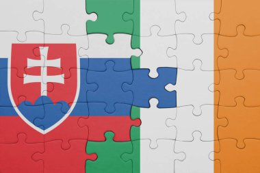 İrlanda 'nın renkli ulusal bayrağı ve Slovakya bayrağıyla ilgili bulmacalar. konsept