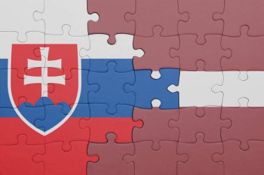 Letonya 'nın renkli ulusal bayrağı ve Slovakya bayrağının bulmacası. konsept