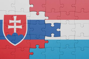 Lüksemburg ve Slovakya bayrağının renkli ulusal bayrağıyla bulmaca. konsept