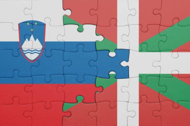 Slovenia 'nın renkli ulusal bayrağı ve Bask ülkesinin bayrağıyla ilgili bulmacalar. konsept