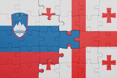 Renkli ulusal Slovenia bayrağı ve Gürcistan bayrağı ile bulmaca. konsept