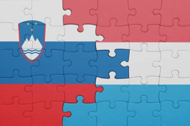 Lüksemburg bayrağı ve Slovenia 'nın renkli ulusal bayrağıyla bir bulmaca. konsept