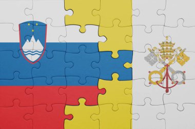 Slovenia 'nın renkli ulusal bayrağı ve Vatikan bayrağının bulmacası. konsept