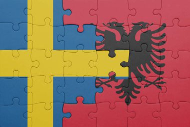 Albania 'nın renkli ulusal bayrağı ve İsveç bayrağı ile bulmaca. konsept