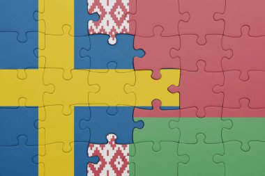 Beyaz Rusya bayrağı ve İsveç bayrağının rengarenk yapbozu. konsept