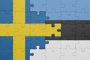 Renkli ulusal Estonya bayrağı ve İsveç bayrağı bulmacası. konsept