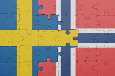 Norveç 'in renkli ulusal bayrağı ve İsveç bayrağının bulmacası. konsept