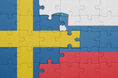 Slovenia 'nın renkli ulusal bayrağı ve İsveç bayrağı ile bulmaca. konsept