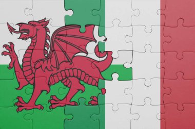 İtalya 'nın renkli ulusal bayrağı ve Galler bayrağı ile bulmaca. konsept