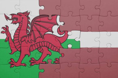 Letonya 'nın renkli ulusal bayrağı ve Galler bayrağı ile bulmaca. konsept