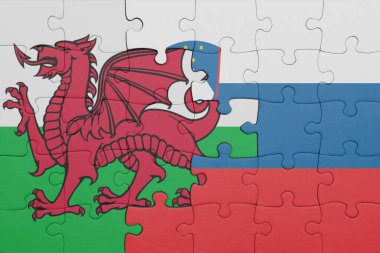 Slovenia 'nın renkli ulusal bayrağı ve Galler bayrağı ile bulmaca. konsept