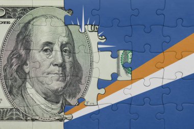 Marshall Adaları 'nın renkli ulusal bayrağı ve Amerikan doları para kavramının bulmacası.