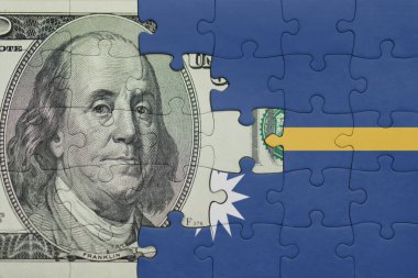 Nauru 'nun renkli ulusal bayrağı ve ABD doları para .finans konseptiyle bulmaca