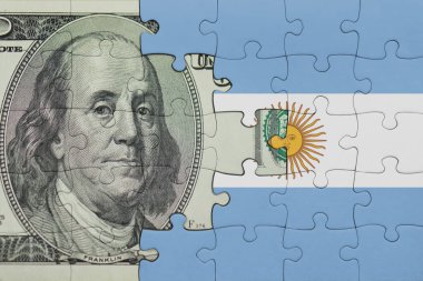 Arjantin 'in renkli ulusal bayrağı ve ABD doları para kavramının bulmacası.