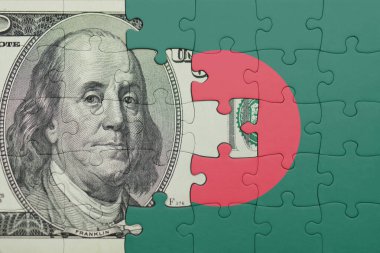 Bangladeş 'in renkli ulusal bayrağı ve Amerikan doları para kavramının bulmacası.