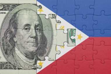 Filipinler 'in renkli ulusal bayrağı ve Amerikan doları para kavramının bulmacası.