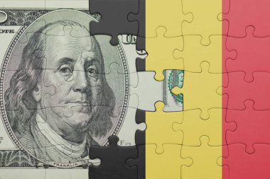 Belçika 'nın renkli ulusal bayrağı ve ABD doları para kavramının bulmacası.