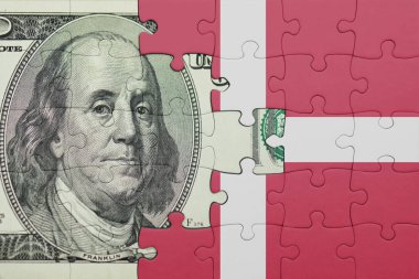 Danimarka 'nın renkli ulusal bayrağı ve ABD doları para .finans kavramının bulmacası
