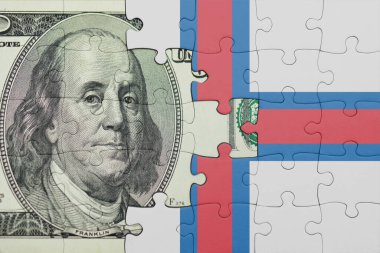 Faroe Adaları 'nın renkli ulusal bayrağı ve Amerikan doları para kavramının bulmacası.