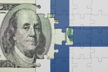 Finlandiya 'nın renkli ulusal bayrağı ve ABD doları para .finans kavramının bulmacası