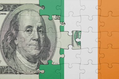 İrlanda 'nın renkli ulusal bayrağı ve ABD doları para .finans konseptiyle bulmaca